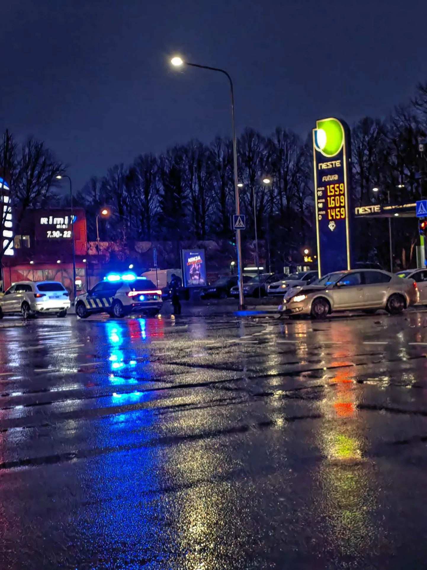 Õnnetuse põhjustas valge Audi Q7 roolis olnu, kes eiras keelavat foorituld.