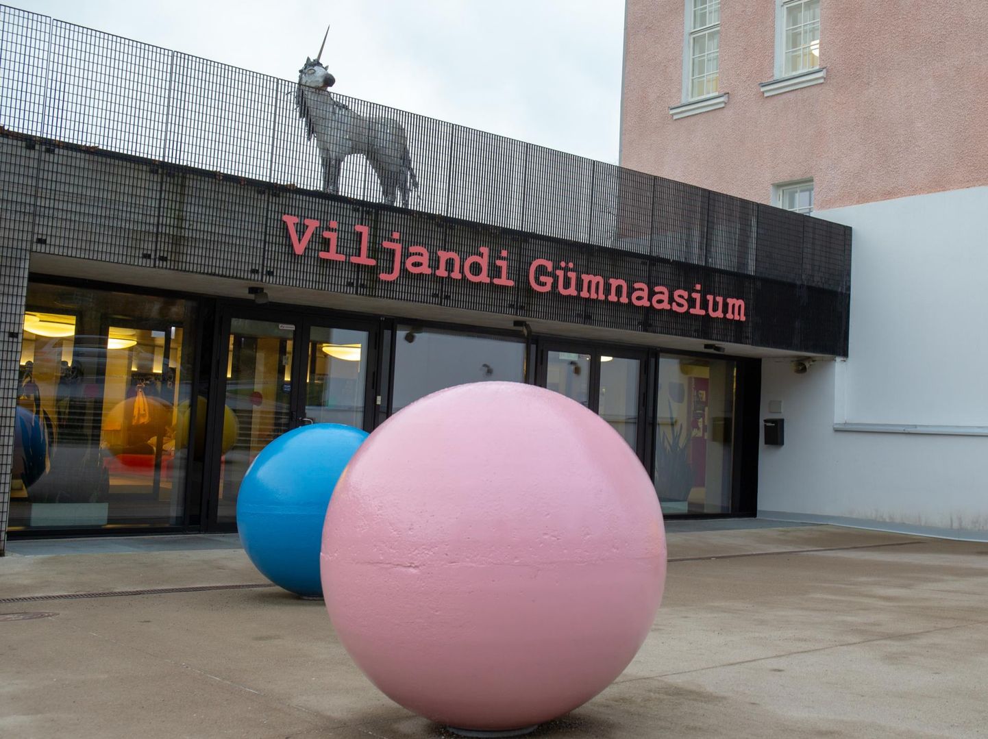 Laupäeval teatas Viljandi gümnaasium sotsiaalmeedia vahendusel, et üks sealsetest õpilastest on andnud positiivse koroonaproovi.