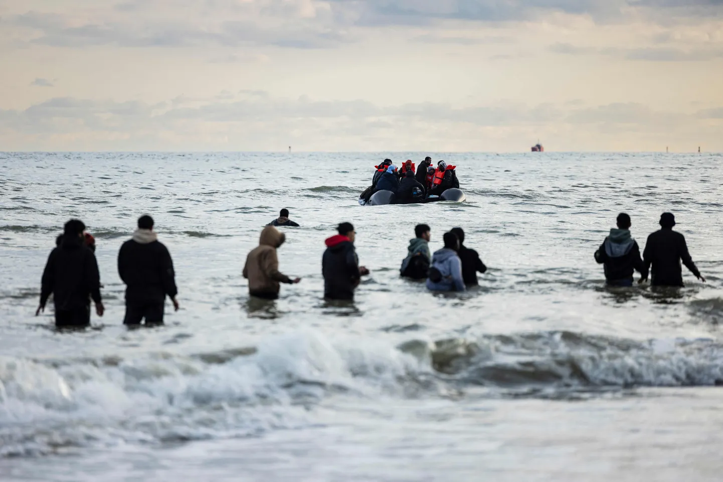 Sel 26. aprillil tehtud fotol on Põhja-Prantsusmaal Dunkirki lähistel Gravelines'i rannal näha, kuidas migrandid suunduvad smugeldajate aluse peale, selleks et ületada La Manche'i väin ehk Inglise kanal lootusega jõuda elusana Inglismaa pinnale.