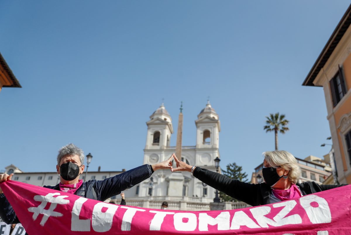 2021. gada 26. februāris, Roma, Itālija. Demonstrācijā feminisma aktīvisti pulcējas uz Spānijas kāpnēm, lai paustu atbalstu vardarbībā cietušām sievietēm un prasītu lielāku valdības finansiālu atbalstu tiem, kuri cietuši koronavīrusa slimības (COVID-19) krīzes dēļ.