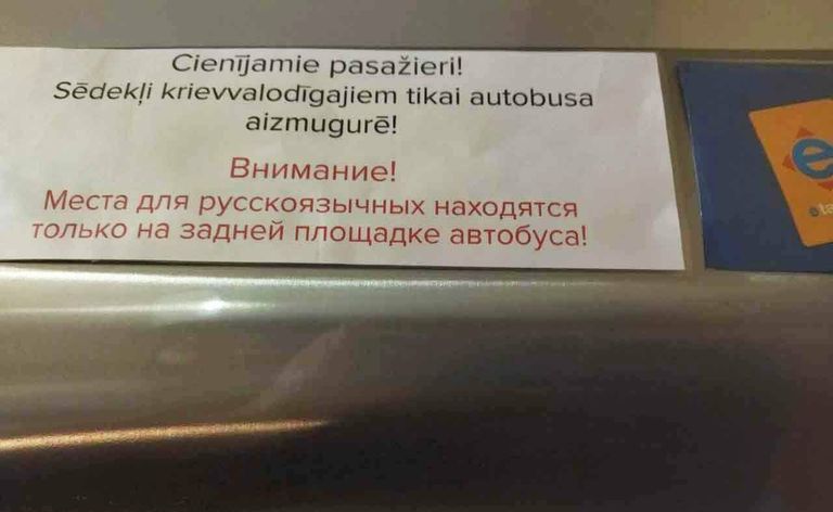 Табличка с надписью "места для русскоязычных находятся только на задней площадке автобуса" оказалась фейком.