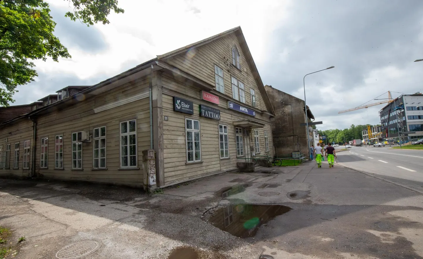 Narva 101 puumaja müük ebaõnnestus taas, kuid selle kõrvale moodustatud elamukrundile leidus ostja.