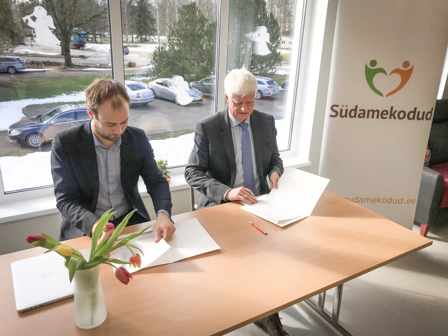 Südamekodud OÜ juhatuse liige Martin Kukk ja Eesti töötukassa juhatuse esimees Meelis Paavel koostöölepet allkirjastamas.