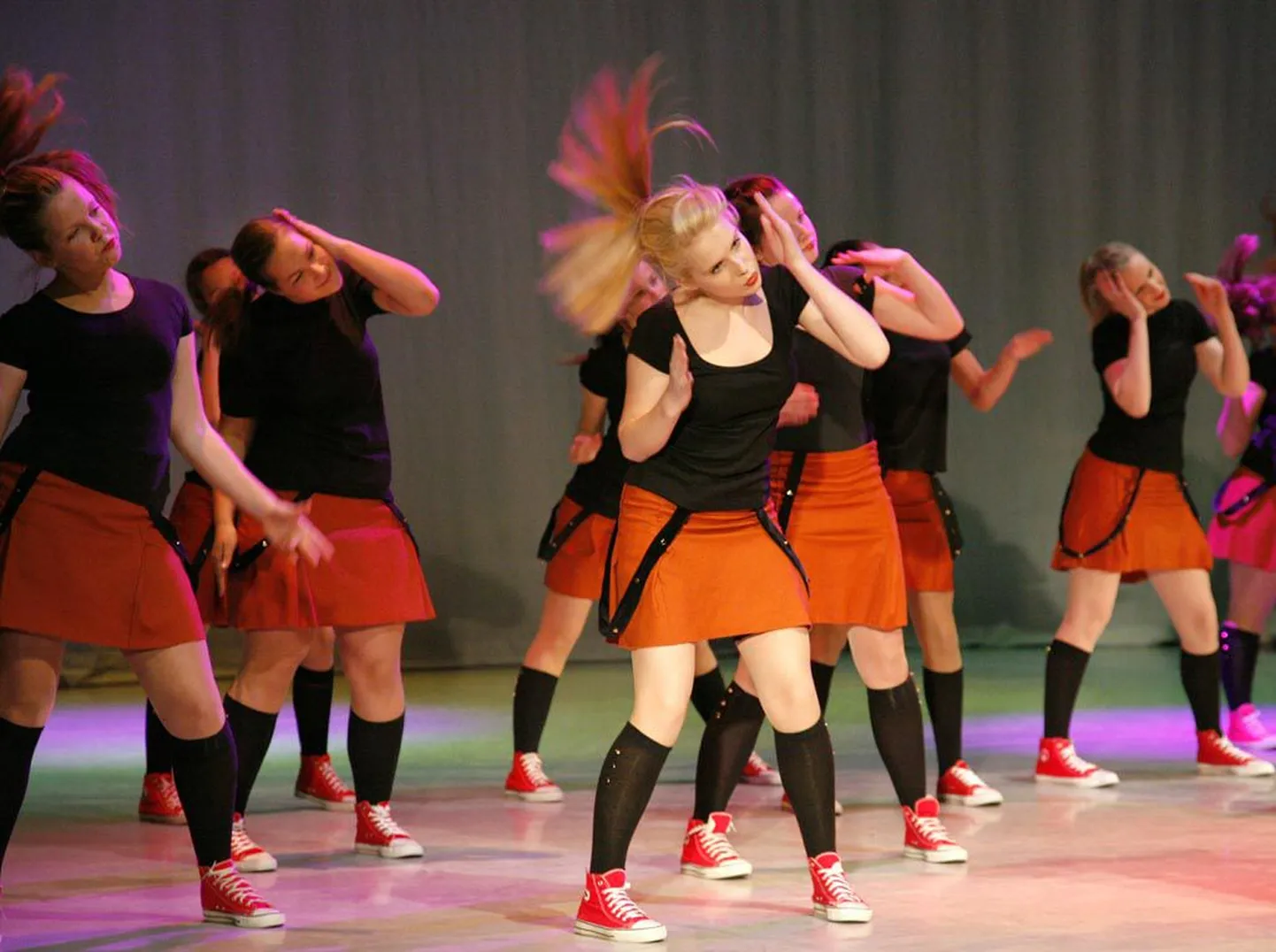 "Koolitants 2010" ja Laine Mägi tantsukool tantsuga Klats.