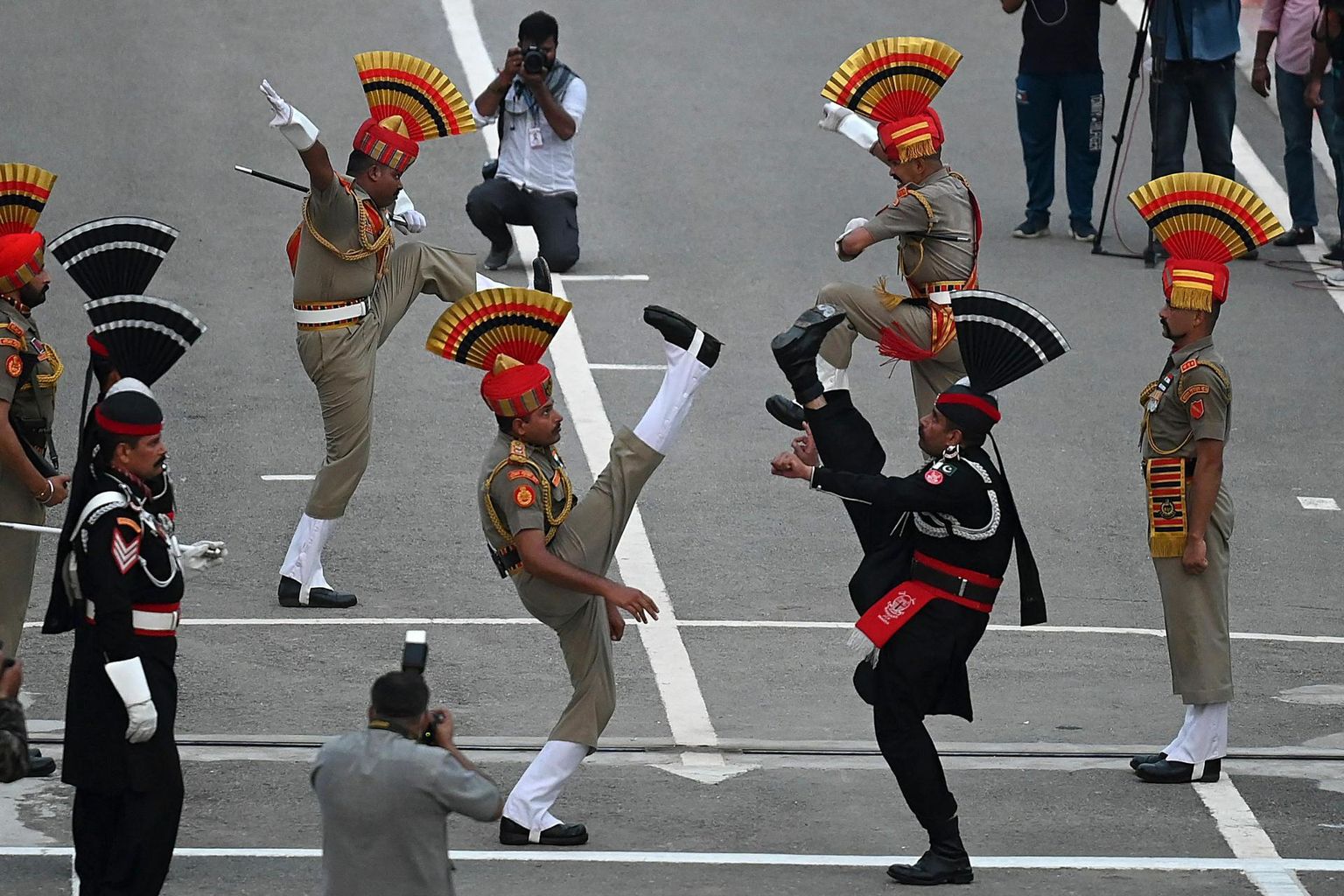 Attari-Wagah’ piiripunktis iga päev etendatava tseremoonia lahutamatu osa on India (pruunikas vormis) ja Pakistani sõdurite mõõduvõtt selles, kes suudab jalga hooga kõrgemale tõsta. 