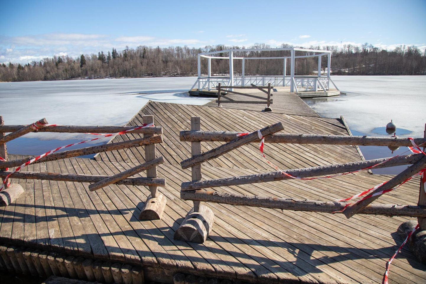 Viljandi järve rannas pahandust teinud jää pole ikka veel sulanud, kuid ettevalmistused parandustöödeks juba käivad.