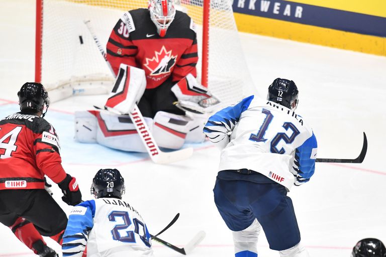 26. mai 2019, Bratislava: Marko Anttila saadab Kanada väravavahi Matt Murray seljataha võidulitri.