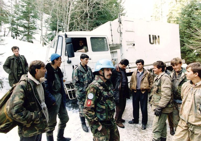 1. märts 1994: Hollandi rahuvalvajad suhtlemas Varesis Bosnia moslemite võitlejatega. Foto: Ed Oudenaarden/AFP/Scanpix