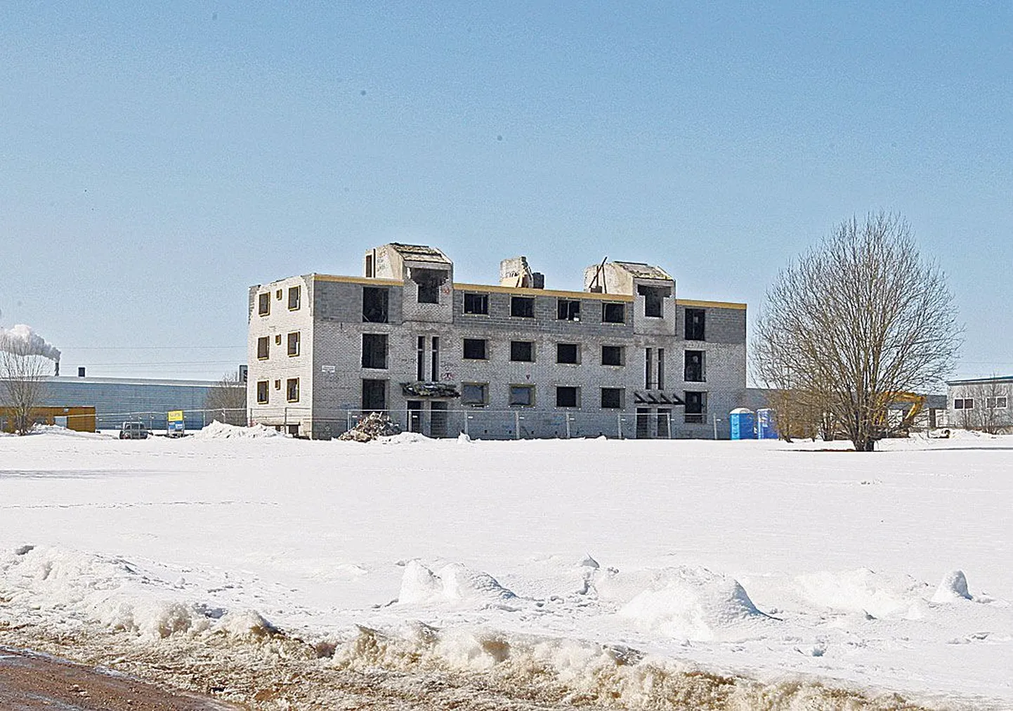 Praeguseks on majakarbil lammutatud vana viilkatus.