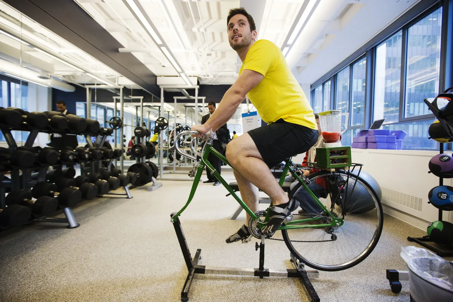 Google`i Toronto kontor: töötaja näitab, kuidas jalgrattaga vändates valmib puuvilja smuuti.