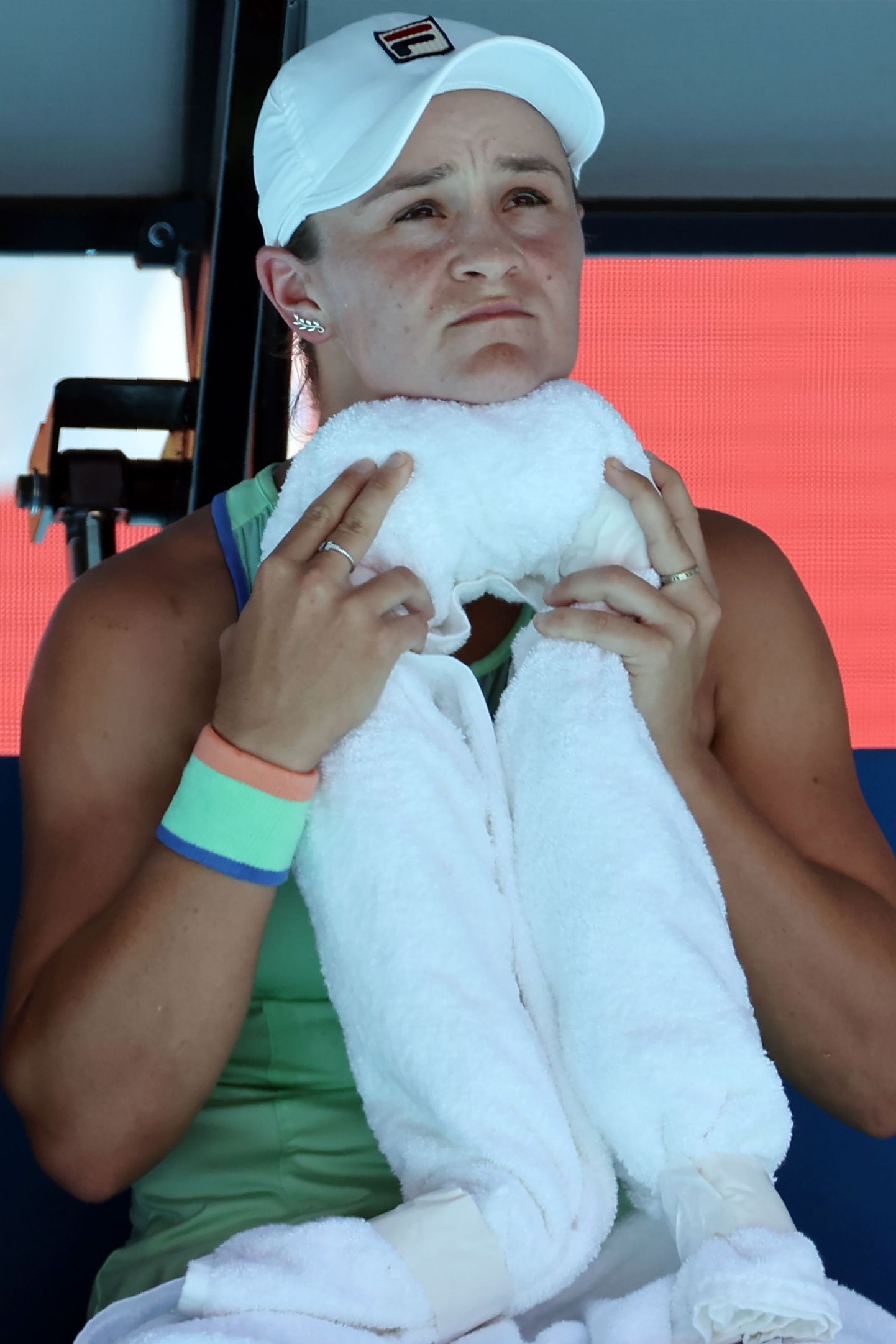 Austraalia tennisestaar Ashleigh Barty pidi kodupubliku suureks pettumuseks tänases poolfinaalis tunnistama ameeriklanna Sofia Kenini paremust.