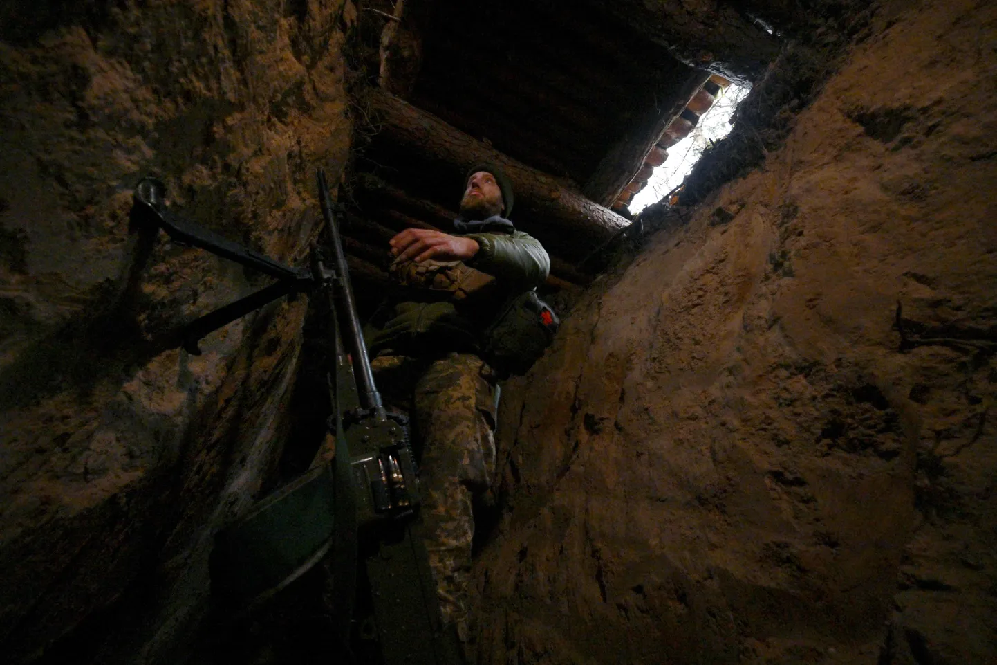 Ukraina piirivalvur novembris kindlustatud positsioonil Valgevene piiri ääres.