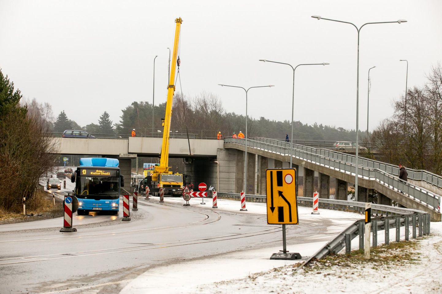 Papiniidu sild sai kahjustada mullu 13. novembri hommikul, kui Tammiste teel silla alt läbi sõitnud treilerveok lõhkus selle talad.