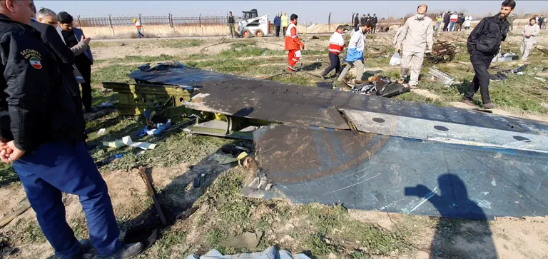 Lennufirma Ukraine International Airlines Boeing 737-800 rusud Iraani Teherani Imam Khomeini rahvusvahelise lennujaama lähistel