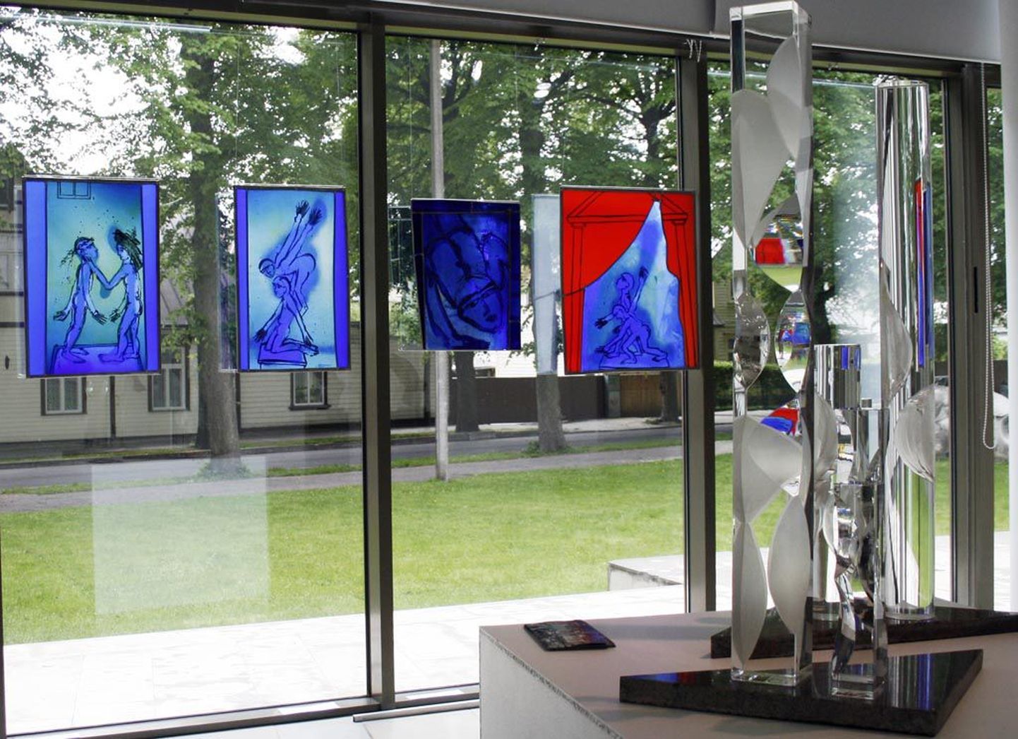 Uue kunsti muuseumi suur saal on klaasikunsti päralt, näitus on mitmetahuline nii vormikeelelt kui tasemelt.