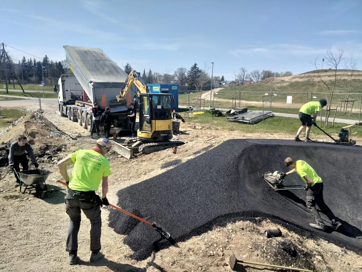 Rakvere piirile kerkivale pump track&#39;ile paigaldatakse juba asfaldist katet.