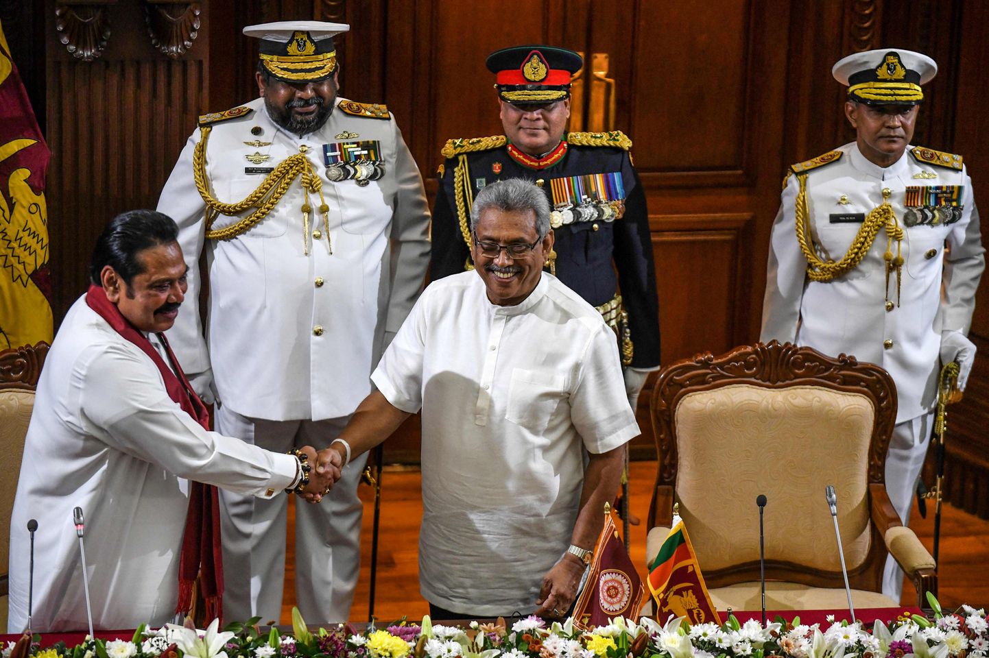 Sri Lanka uus riigipea Gotabaya Rajapaksa (paremal) surub kätt oma vennal, ekspresident Mahinda Rajapaksal, kinnitades ta peaministriks.