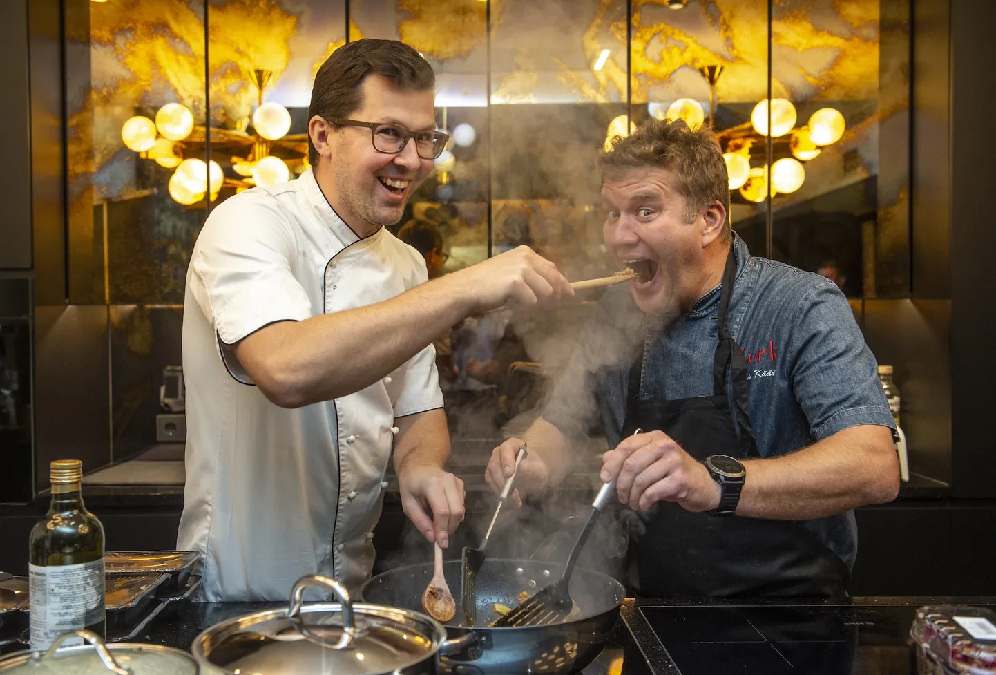 Nõo Lihatööstuse tehnoloog ja tunnustatud kokk Marko Kokmann ja BBQ Symphony grill-lihameister Rain Käärst kinnitavad, et sõpradega koos söögitegemine on väga mõnus ajaviide.