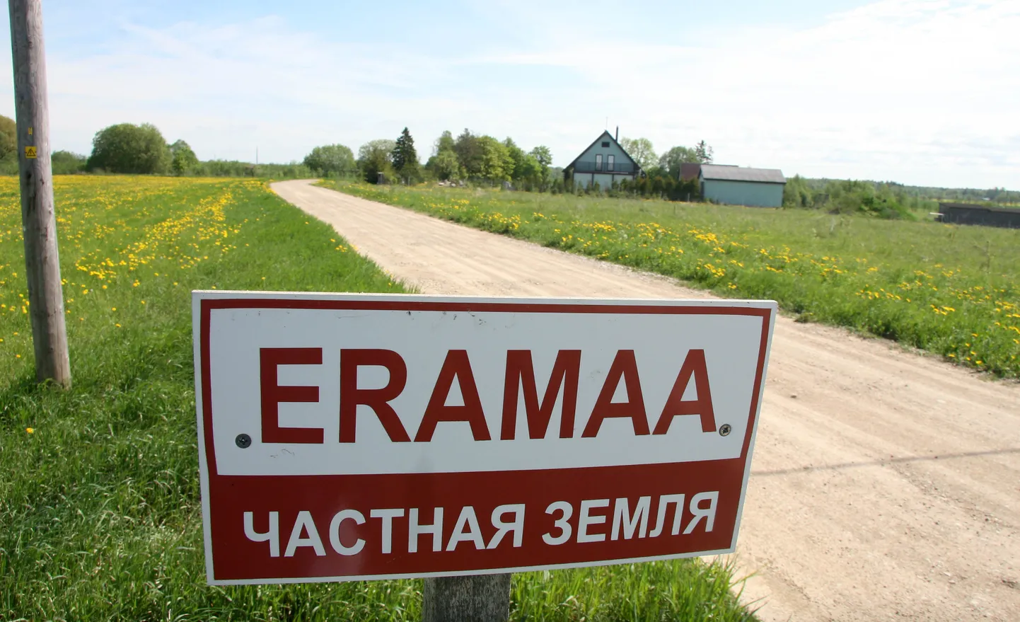 Попасть в тир можно только по дороге, проходящей по другому участку недвижимости.