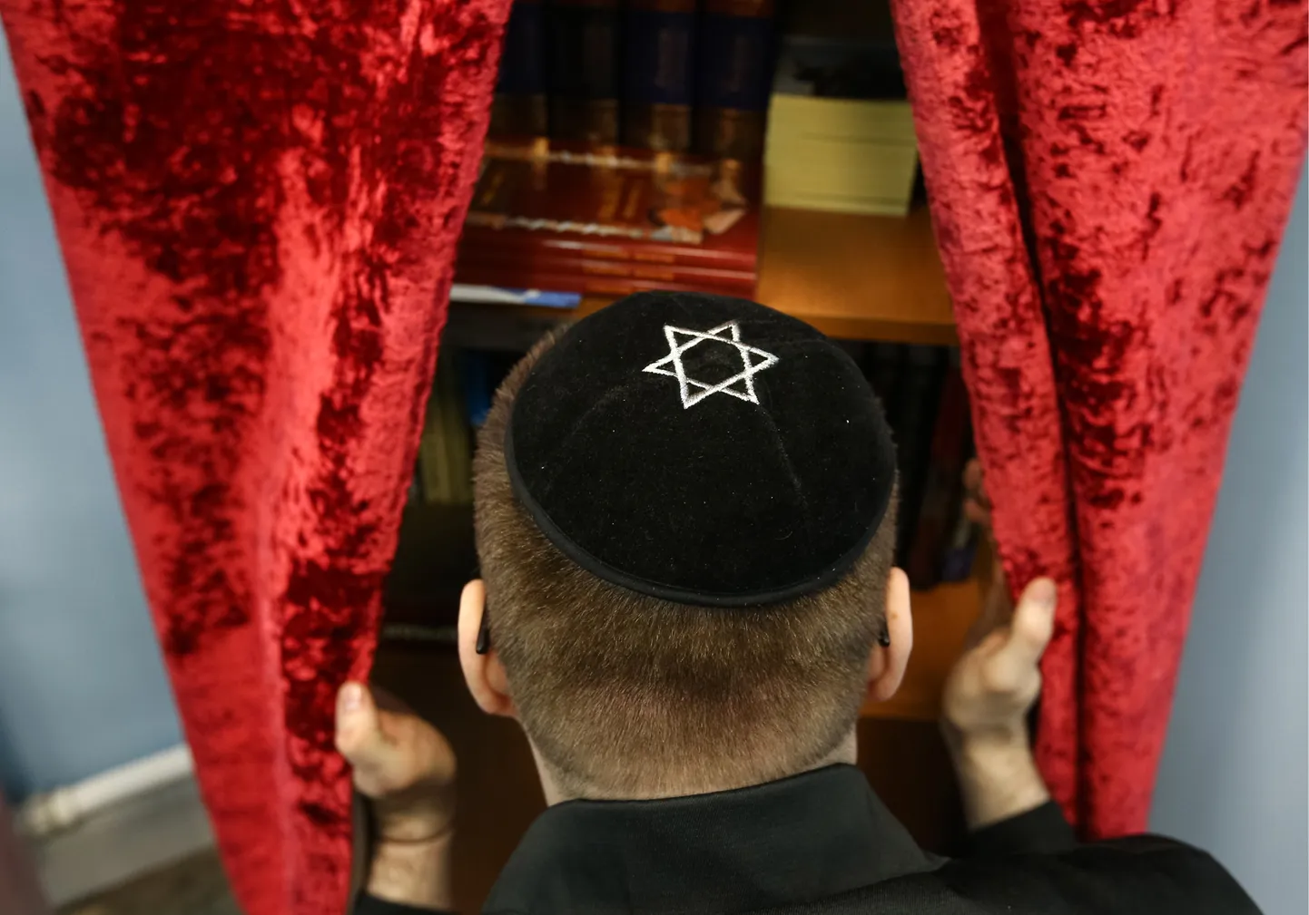 Kippah't kandev mees.