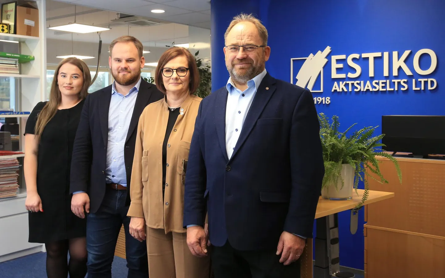 Perekond Seli Estiko peakontoris Plaskus. Pildil vasakult: Kätriin Seli, Kristo Seli, Kersti Seli ja Neinar Seli. Pildilt puudub vanem tütar Silje Märtson.