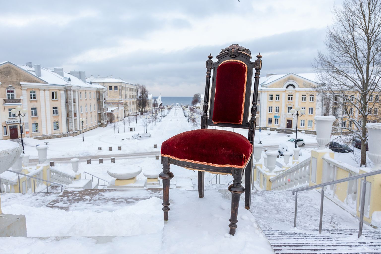 Saka mõisast pärit tool sobib Sillamäe promenaadile nagu valatult. Näitus "12 tooli. Päästetud" jääb avatuks jaanuari lõpuni.