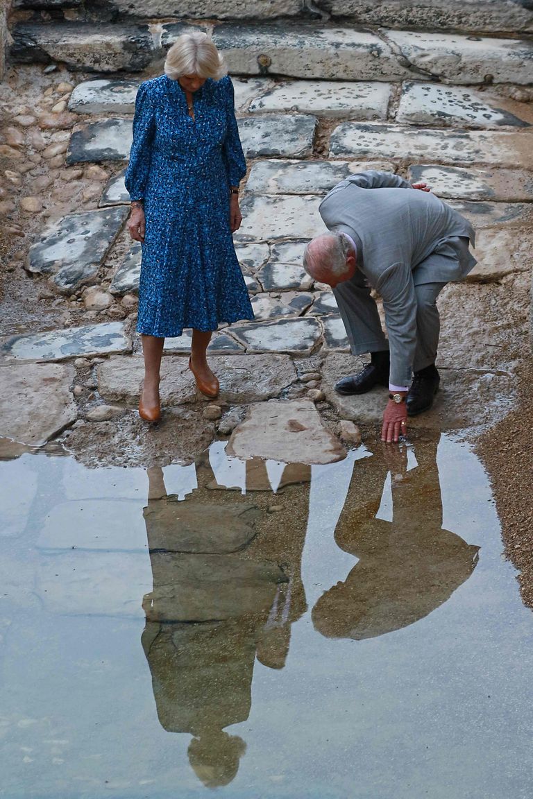 Kornvalas hercogiene un princis Čārlzs apmeklē kristību vietu, kur, pēc kristiešu domām, Jēzu Jordānas upē kristīja Jānis Kristītājs.