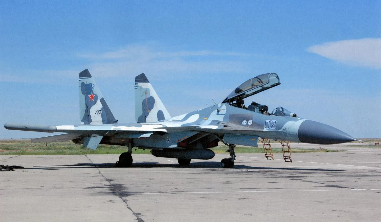 Pildil näha olev Vene hävitaja Su-30SM on varustatud uusima elektroonilise sõja seadmega RTU 518-PSM, mis asub parema tiiva otsas. Selline leitigi paar päeva tagasi Izjumi lähedalt. Teise tiiva otsas on samasugune kapsel.