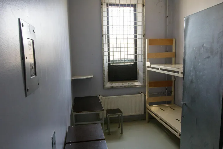 Eesti kriminaalpoliitika on hakanud kambertüüpi vanglatest võõrduma. Eesti vanglad on pooltühjad.