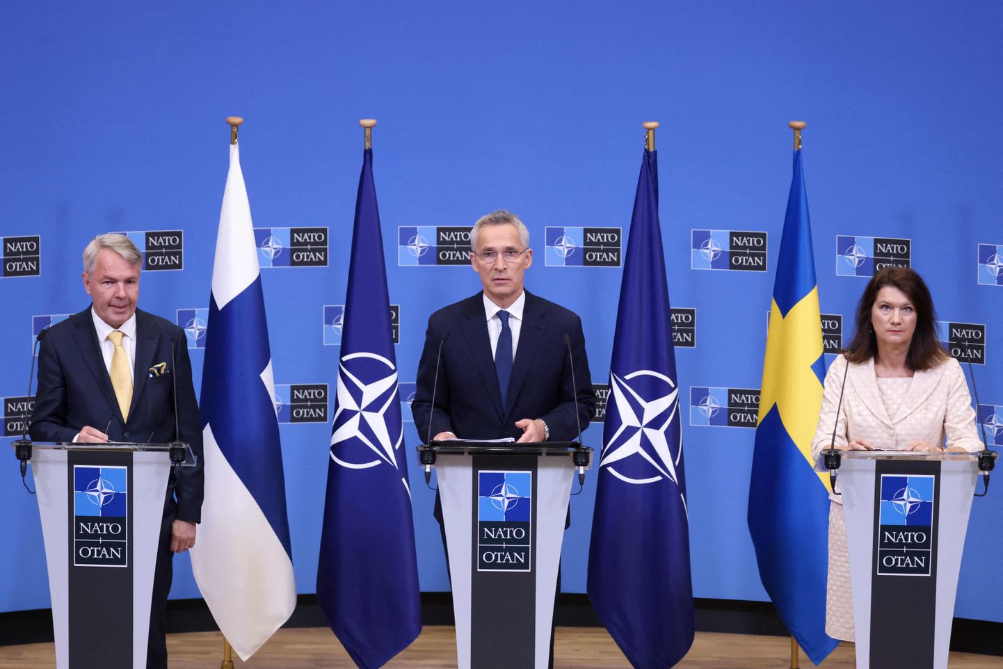 Министр иностранных дел Финляндии Пекка Хаависто, генсек НАТО Ценс Столтенберг и глава МИД Швеции Анн Линде.