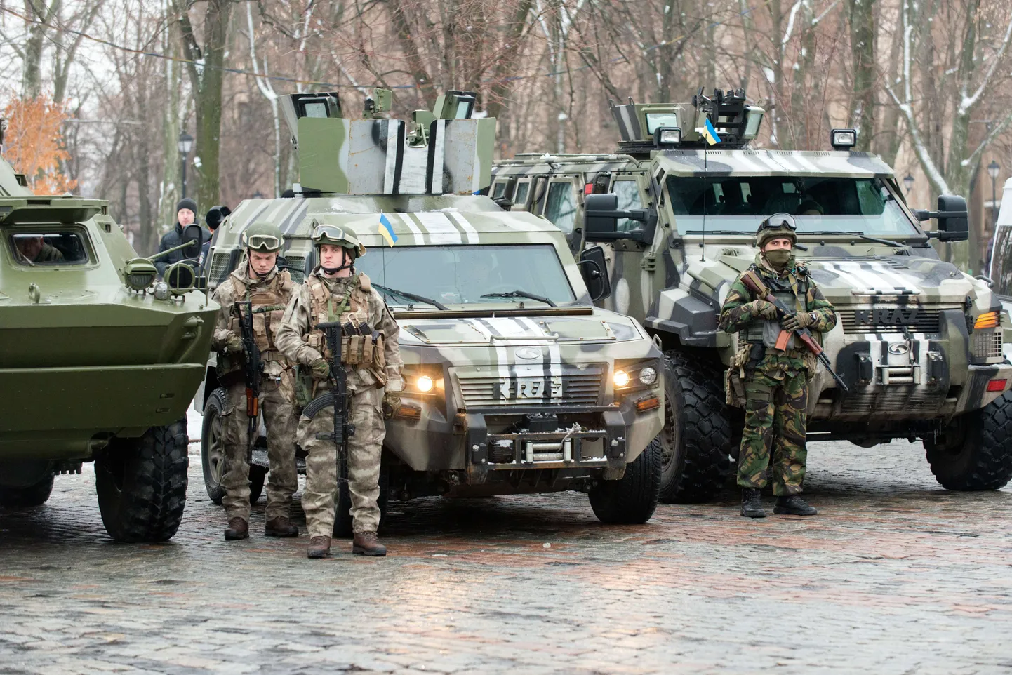 Ukraina sõdurid ja rahvuskaardi liikmed Harkivis.
