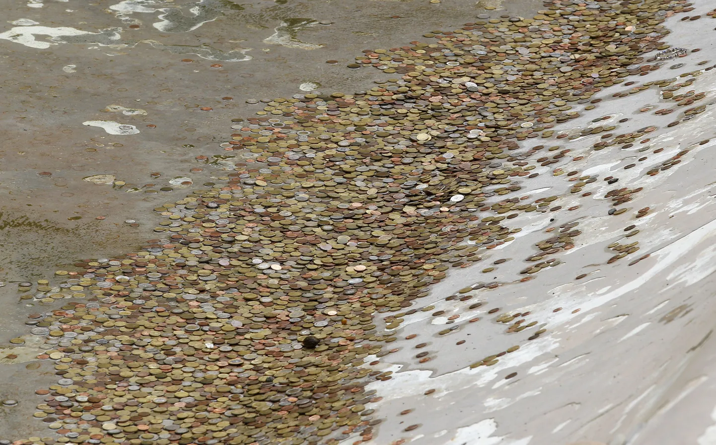 Mündid Trevi purskkaevus