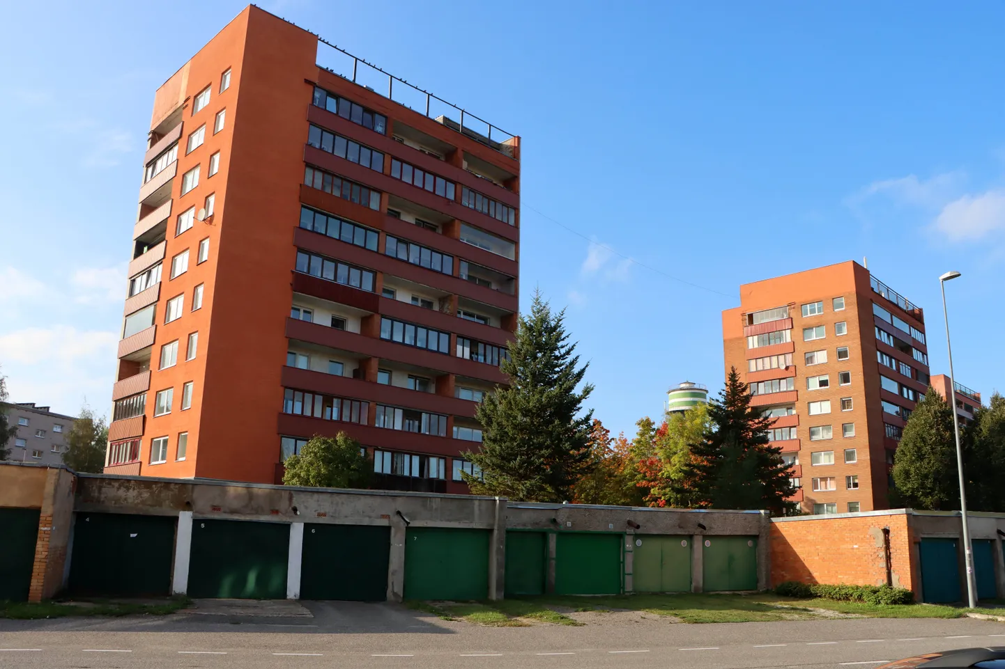 Многоквартирные дома в микрорайоне Йыхви в окрестностях образовательного городка и променада.