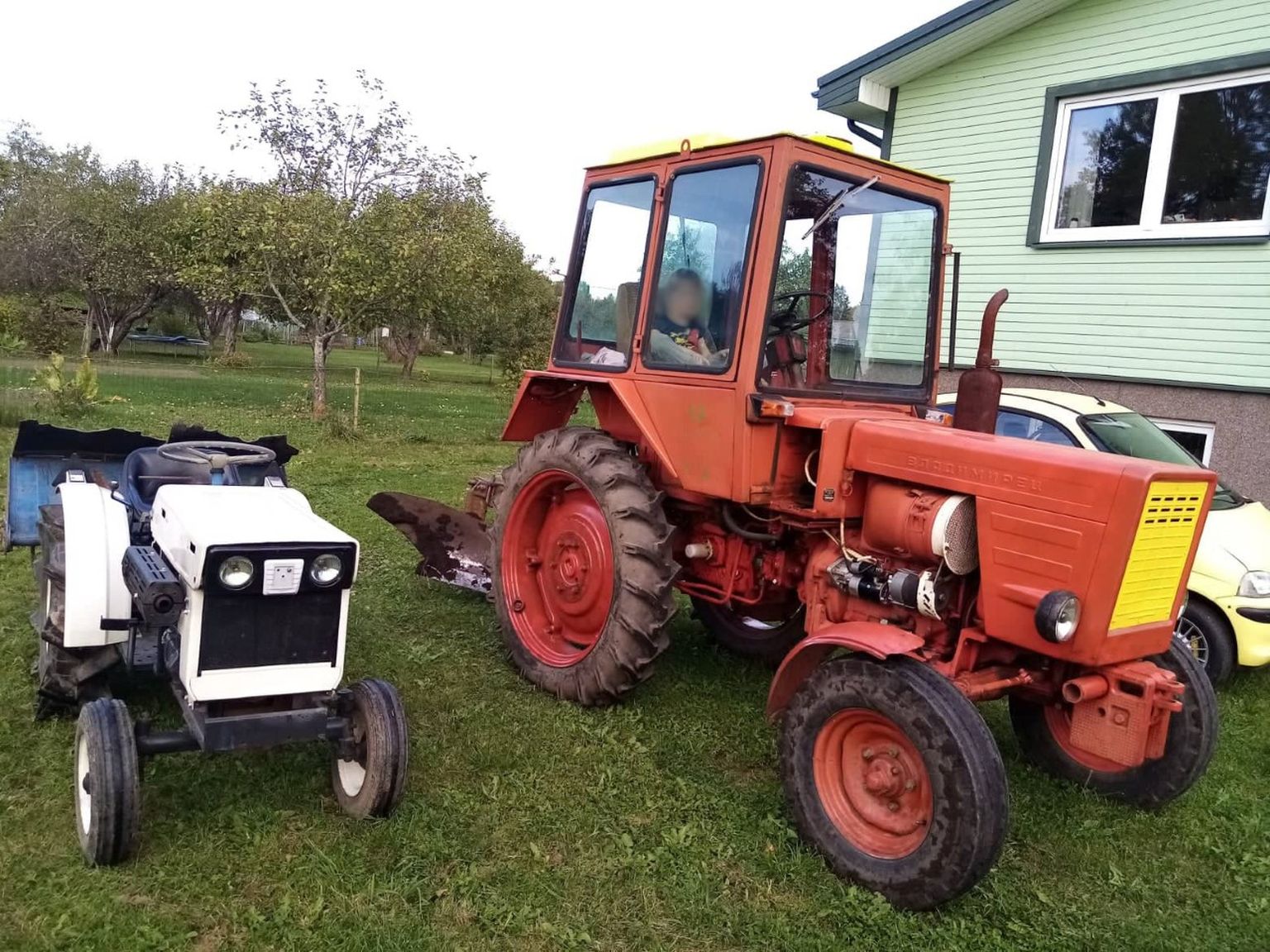 Isa sõnul oskab teise klassi lõpetanud Armin juba traktoriga sõita.