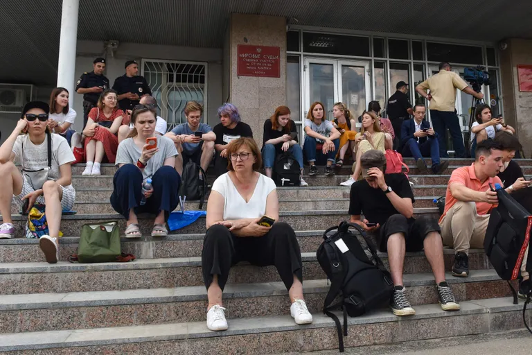 Генеральный директор "Медузы" Галина Тимченко у здания суда