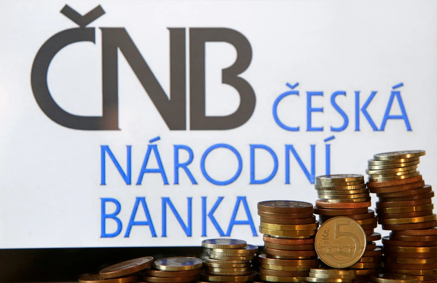 Tšehhi kroonid Tšehhi keskpanga logo taustal.