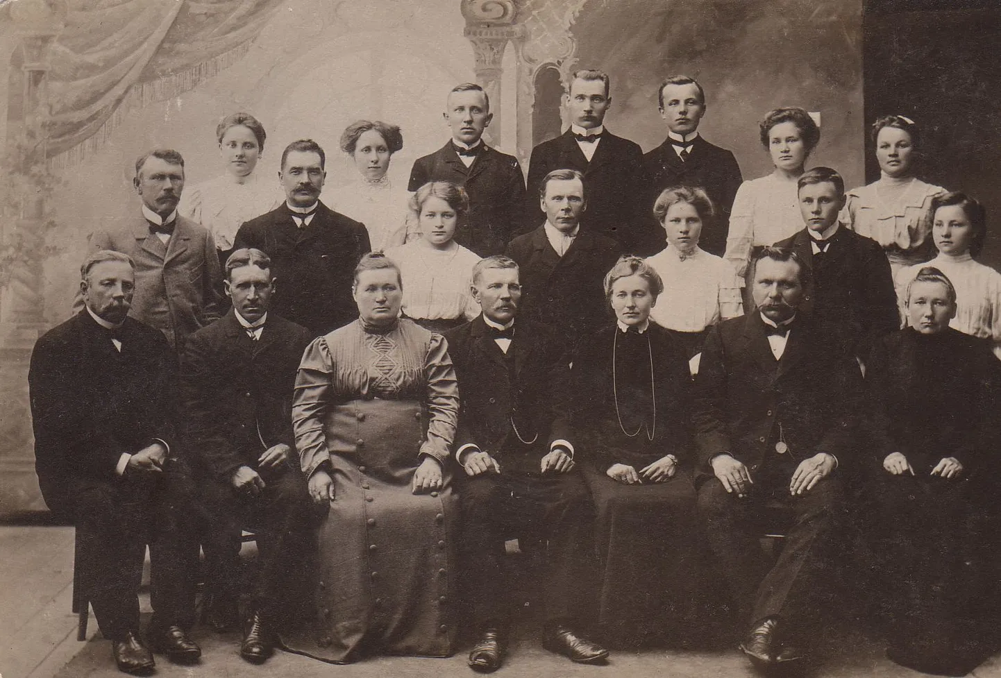 Minu lugu: meenutus aastast 1910. Pildil Raadi segakoor koos Miina Härmaga( ees keskel).