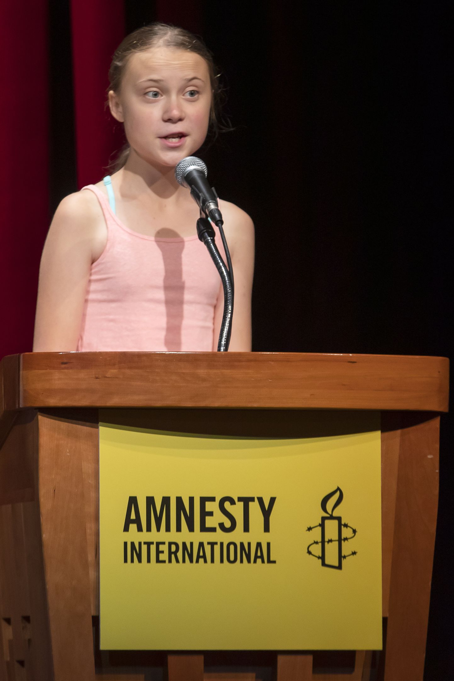 Rootsi koolitüdrukust kliimaaktivist Greta Thunberg esmaspäeval Washingtonis George Washingtoni ülikoolis inimõigusorganisatsiooni Amnesty International südametunnistuse saadiku auhinda vastu võtmas.