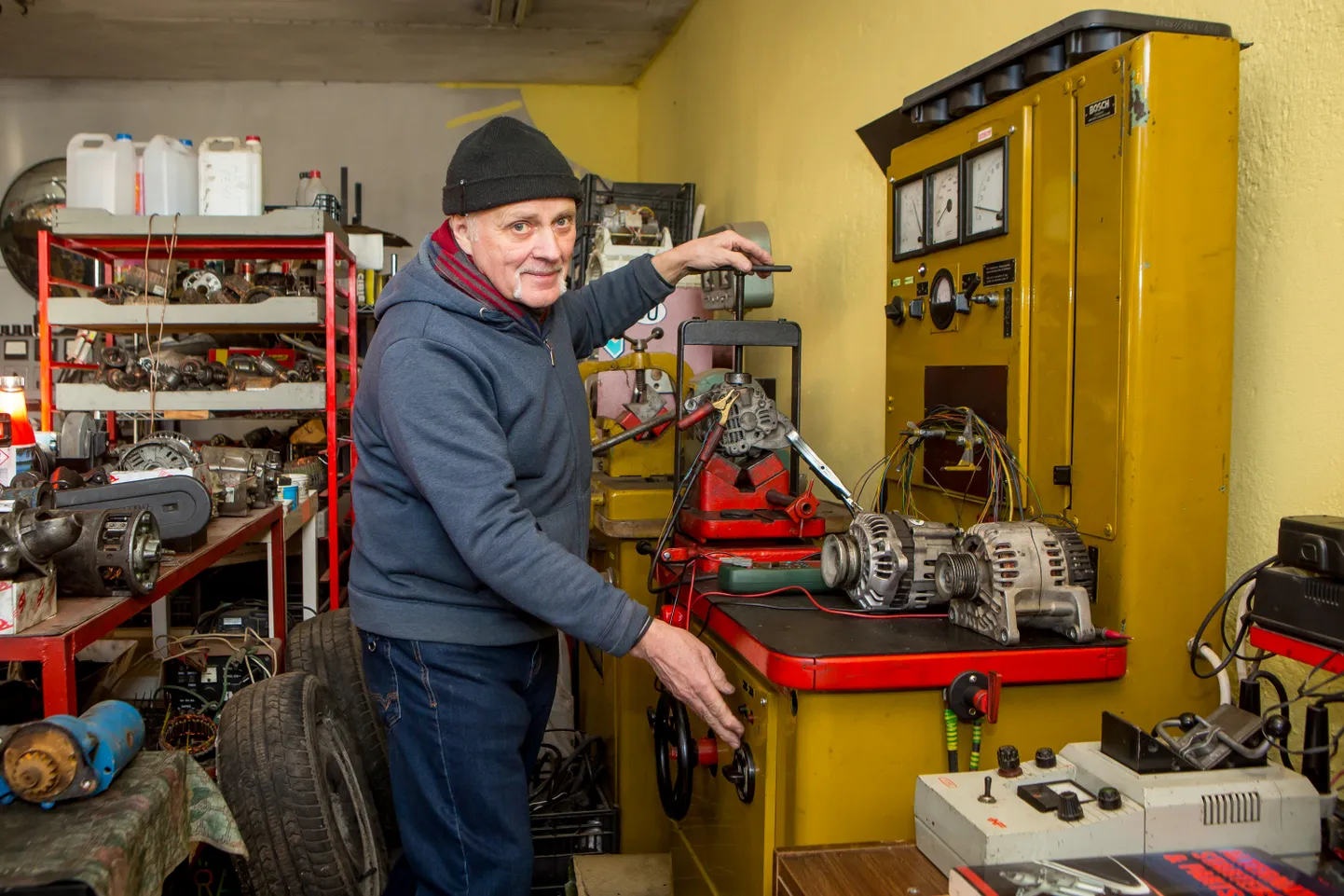 SÄRTSU TÄIS: Elektrikuametit on Kalju Aav pidanud ligi 50 aastat. Sellest peaaegu pool on ta autoelektrikuna saarlaste sõidukeid tohterdanud.