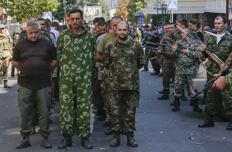 Парад военнопленных в Донецке