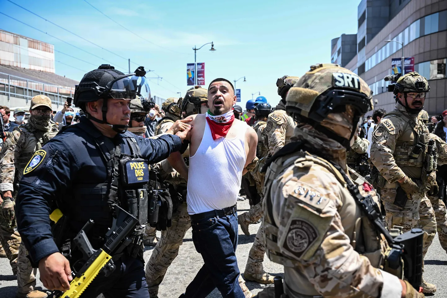 USA eriüksuslased vahistamas meeleavaldajat Los Angeleses.