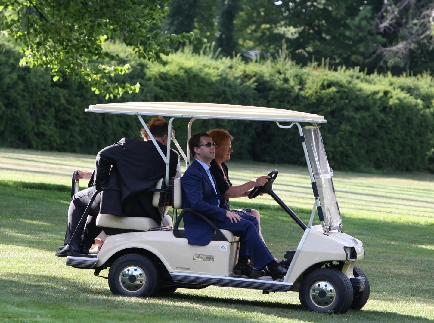 Soome president Tarja Halonen juhib, kõrvalistmel uurib ümbrust Vene riigipea Dmitri Medvedev. Pilt on tehtud Kultarantas juulis 2010.