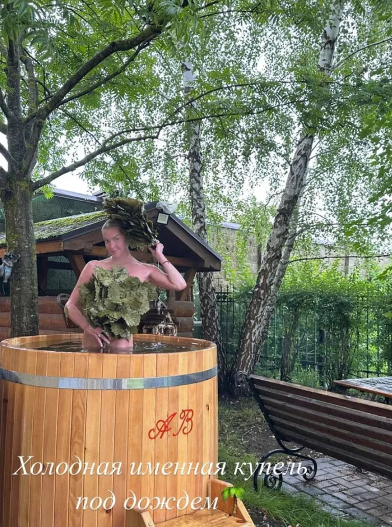 Волочкова в именной купели.