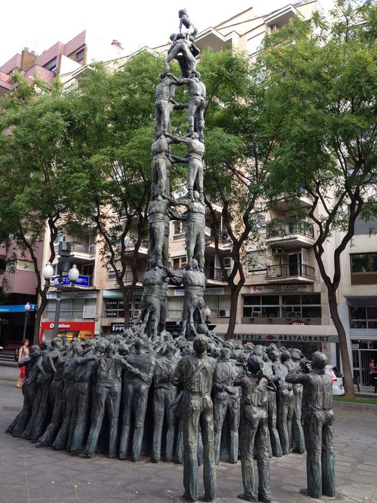 Katalaani inimtornide monument.