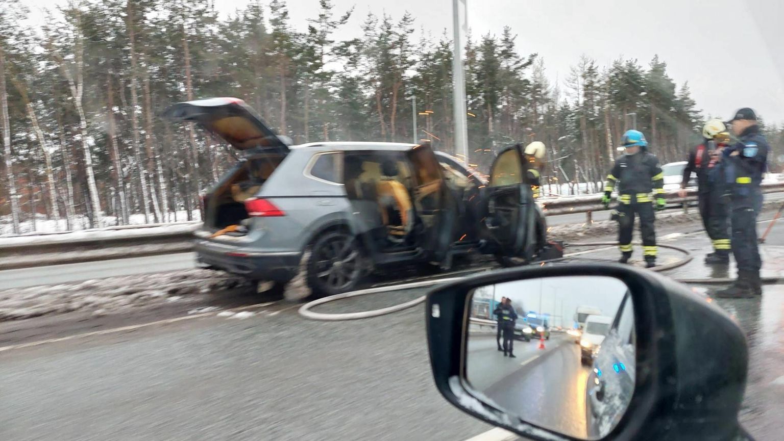 Õnnetus Järvevana teel: auto süttis ja inimene sai põletushaavu. 