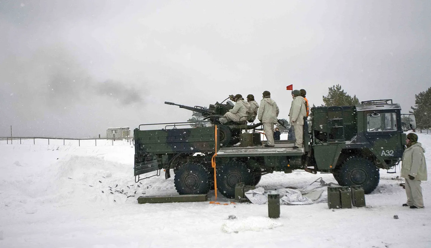 Õhutõrjekahurite proovilaskmised Nõval 12. veebruaril 2010.