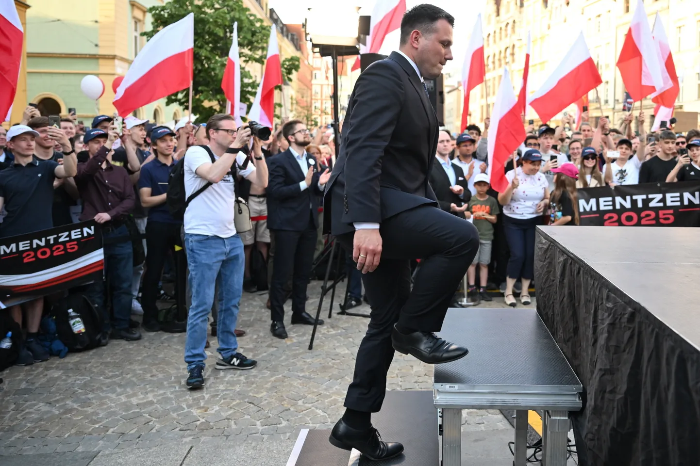 Musta ratsuna Poola presidendivalimiste võistlusesse kapanud libertaarse Konföderatsiooni presidendikandidaat Slawomir Mentzen aprilli lõpus Wroclawis toimunud kampaaniaüritusel.