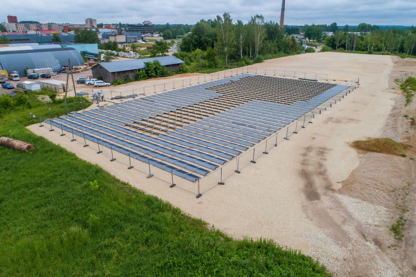 Espaki ehituskaupluse taga seisvad päikesepaneelid kolitakse edaspidi tootmishoonele, mis on kavas rajada paneelide praeguse asukoha kõrvale.