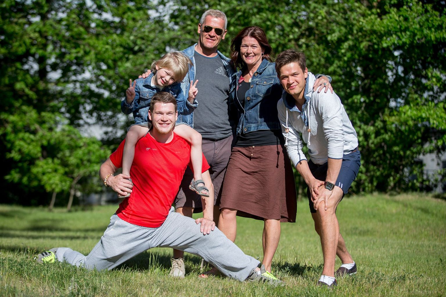 Vasakult Kaspar koos noorima venna Aleksandriga, Alar, Karin ja Steven Sillamaa.