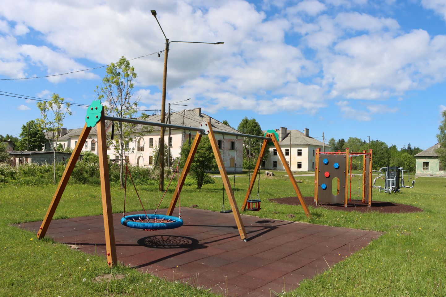 Mängu- ja harjutusväljak ning tühjad majad. Narva-Jõesuu linn on vaatamata hulgale tühjalt seisvatele majadele hakanud Viivikonda panustama, sest näeb asulal tulevikku.
